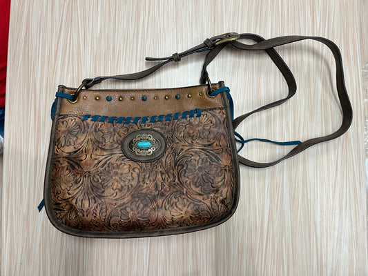Justin Crossbody Brown W/Tooling Pattern Accents